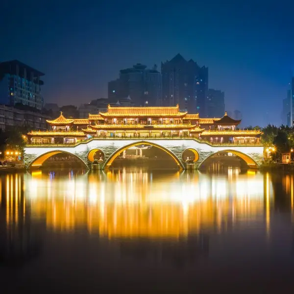 גלה את צ'נגדו: תרבות, טעמים ופנדות בלב סין