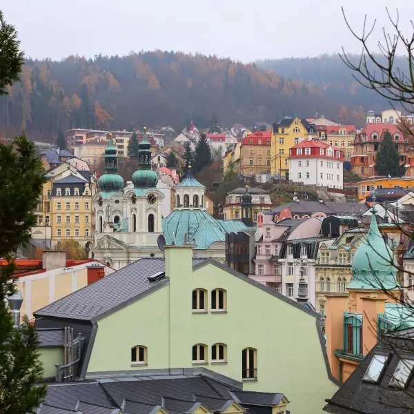 גלו את הקסם המרגיע בקרלובי וארי – פנינת הספא של אירופה!