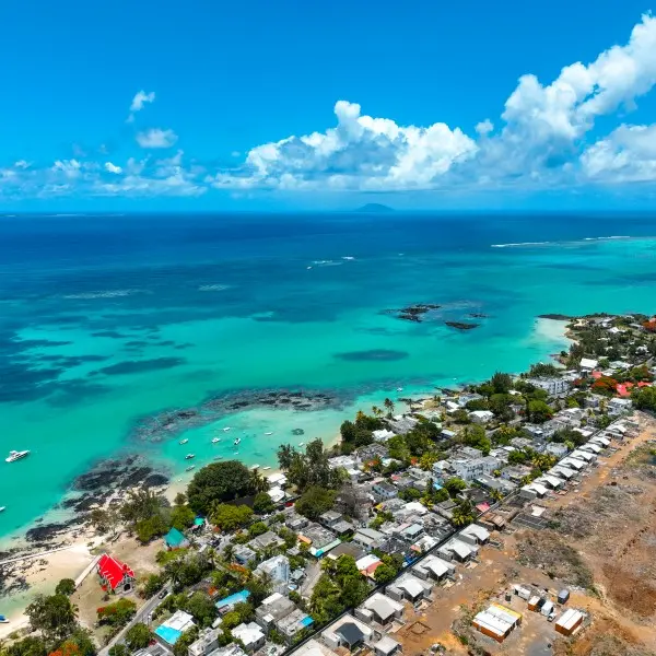 חוו את הקסם של גרנד ביי: גן העדן המסתורי של האוקיינוס ההודי!