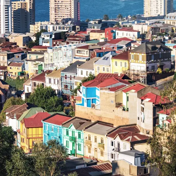 גלה את קסם הגבעות הצבעוניות של ולפראיסו בצ'ילה!