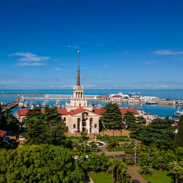 סוצ'י הקסומה – החופשה האולטימטיבית על חוף הים השחור!