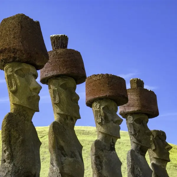 גלה את פסלי אי הפסחא: הרפתקה בלב האוקיינוס!