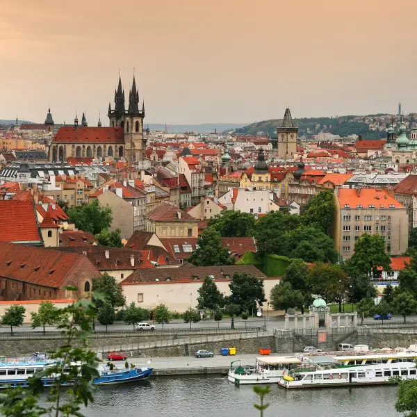גלה את סודות פראג: היהלום הנסתר של אירופה מחכה לך!